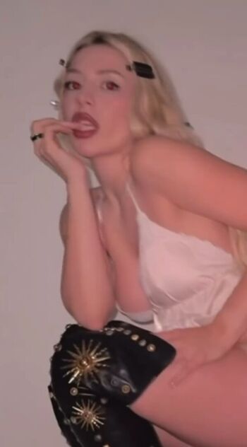 🔥 Ava max  page leaked private photo uncensored full