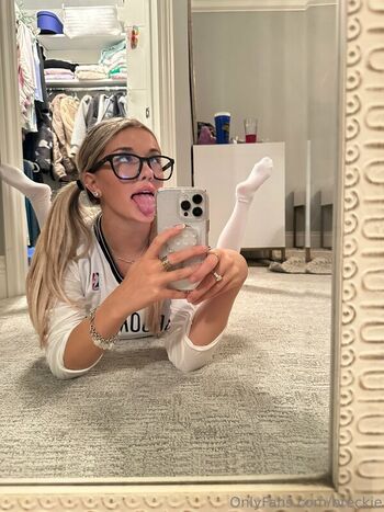 🔥 Breckiehill  page leaked private photo uncensored full