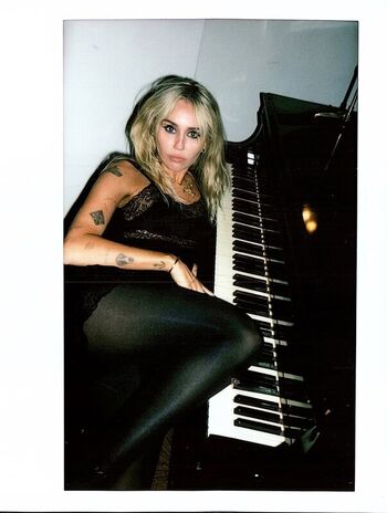 🔥 Miley cyrus leaked private photo uncensored full
