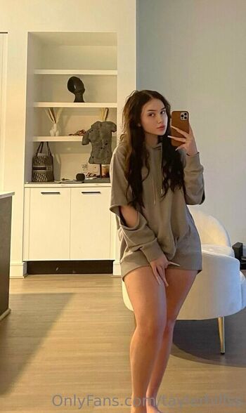 🔥 Tayler hills page leaked private photo uncensored full